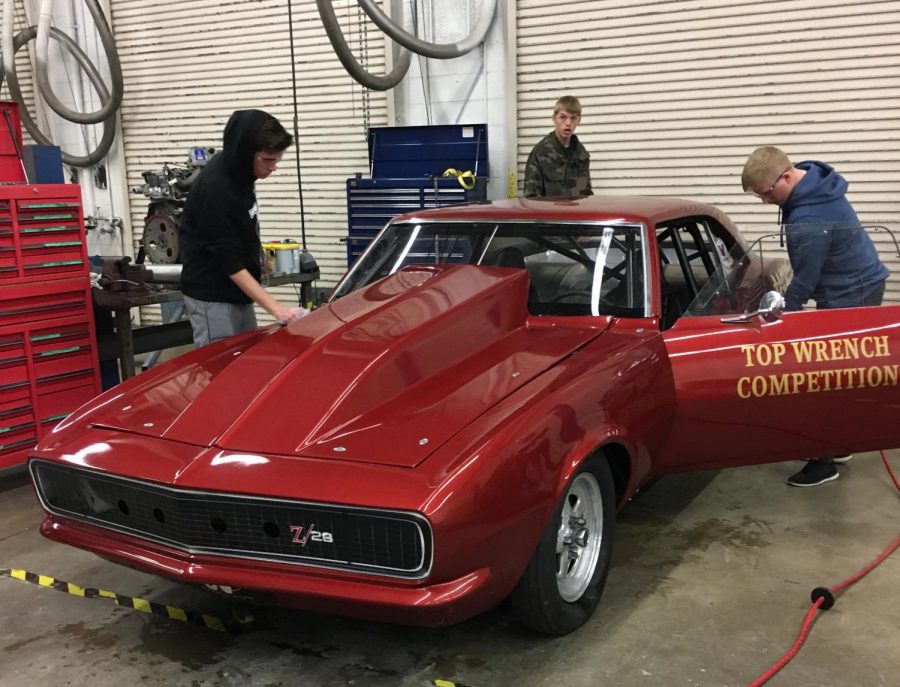 Dyers+students+get+opportunity+to+repair+1967+Camaro+in+class