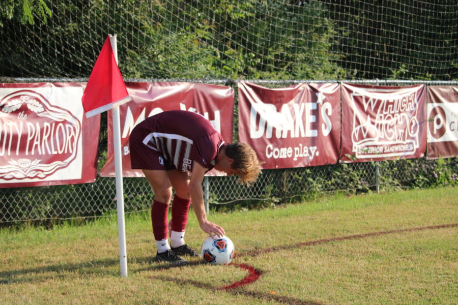 Senior Cole Hutchinson sets up to take a corner for Bearden during the 2022 season.