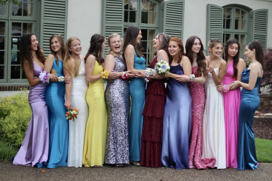 Bearden seniors have some advice for where to eat, how to get the best pictures, and where to find the right dress or tux before this years prom.