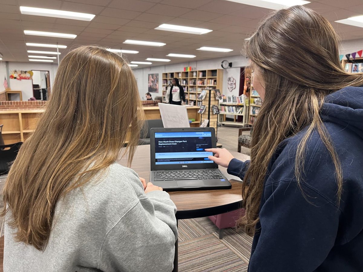 Maci Ritzman (left) and Lakin Gettelfinger (right) work on plans for the Class of 2025 senior gift.